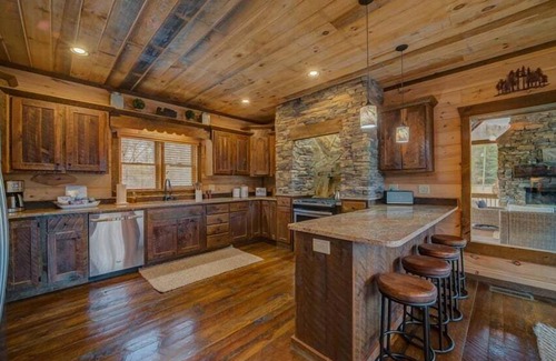 Blue Ridge Cabin | The Haven on Toccoa - River deck | Fire Pit | Hot Tub | Outdoor Fireplace