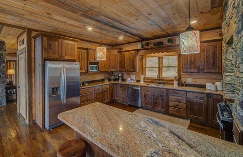 Blue Ridge Cabin | The Haven on Toccoa - River deck | Fire Pit | Hot Tub | Outdoor Fireplace