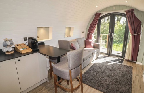 Cowbridge Cottage | THE HAZEL POD, character holiday cottage, with a garden in Cowbridge