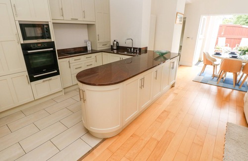 Mumbles Cottage | THE HEADLANDS - GOWER, pet friendly, with a garden in The Mumbles