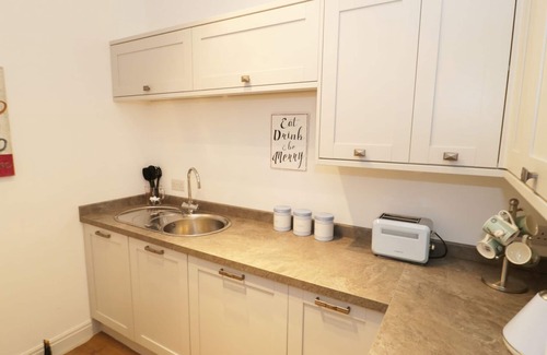 Thornton-Cleveleys Cottage | THE HEN HOUSE, pet friendly, with a garden in Thornton, Lancashire