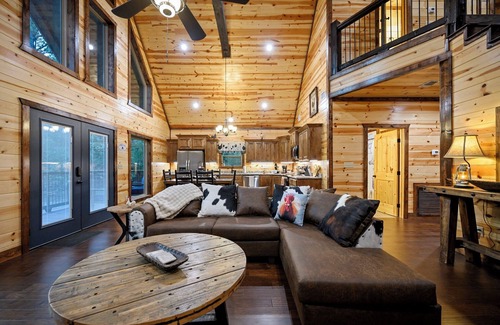 Pickens Cabin | The Hen House - Cozy Chicken-Themed Retreat | 3 King Suites, Loft, Hot Tub & Game Room