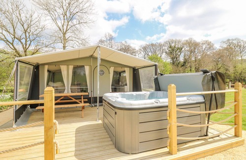Llandrindod Wells Cottage | THE HERON, pet friendly, with hot tub in Rhayader