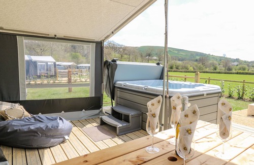 Llandrindod Wells Cottage | THE HERON, pet friendly, with hot tub in Rhayader