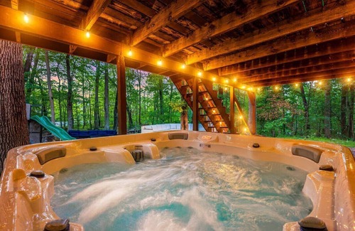 McGaheysville House | The Hidden Gem! Speakeasy, Karaoke, Hot Tub, Golf