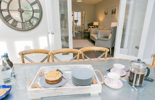 Beaumaris Cottage | The Hideaway Beaumaris - a near a pub that sleeps 12 guests in 6 bedrooms