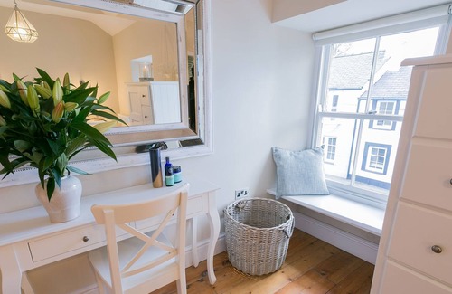 Beaumaris Cottage | The Hideaway Beaumaris - a near a pub that sleeps 12 guests in 6 bedrooms