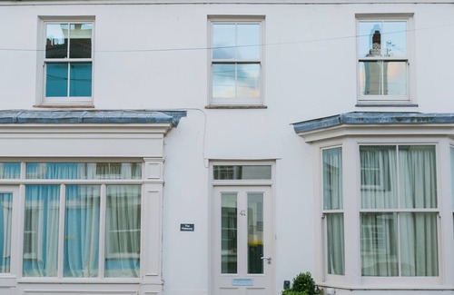 Beaumaris Cottage | The Hideaway Beaumaris - a near a pub that sleeps 12 guests in 6 bedrooms