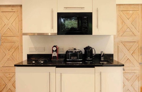 South Cerney Cabin | The Hideaway | Cosy Cotswolds Village Stay for 2