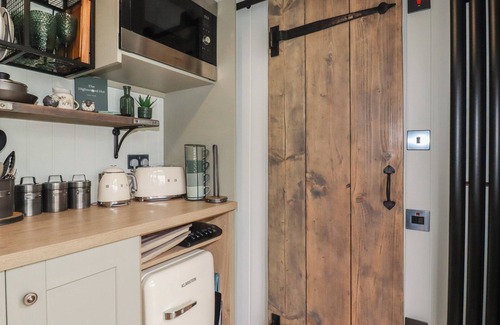 Liskeard Cottage | THE HIGHWOOD HUT, romantic, character holiday cottage in Liskeard