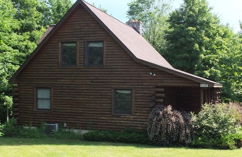 Beulah Cabin | The Hillside Hideaway at Crystal Lake - PRIVATE SPA AND SEASONAL LAKEVIEW!