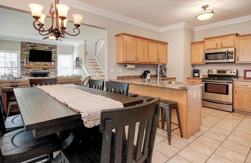Skyland House | THE HIVE Family Friendly Spacious 6-bedroom House in Asheville with WiFi, Games