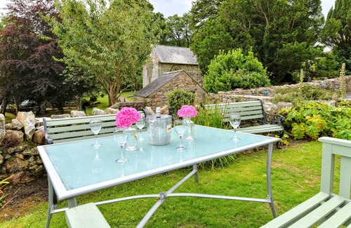 Llanbedrog Apartment | The Hollies - Three Bedroom Apartment, Sleeps 8