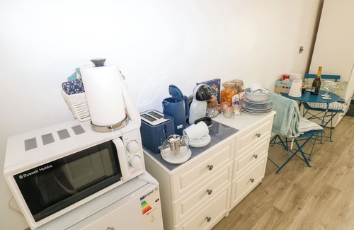 Kilgetty Cottage | THE HOLLYBUSH, pet friendly, with a garden in Kilgetty
