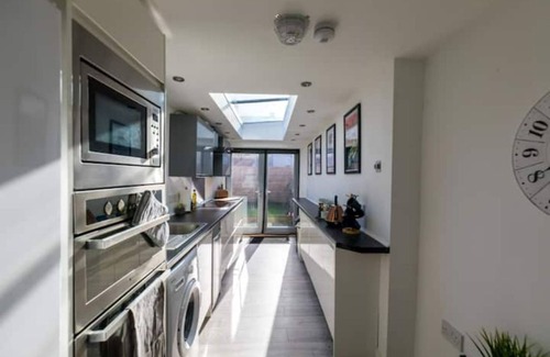 Roath House | The Hollywood - Large Beautiful 3 Bedroom House