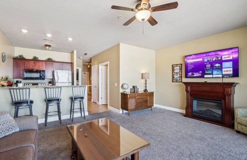 Lake Delton Condo | The Honey Badger Suite at Delton Grand - No Stairs