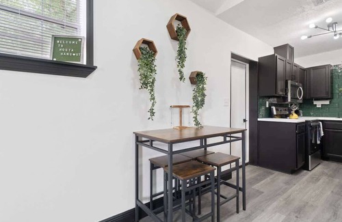 Northeast Pensacola House | The Hosta Hangout - A Luxury Central Haven!