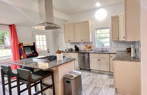Forest Park House | The Hotel Avondale: 7b - 4bath + Skoolie tiny home
