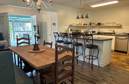 East Biloxi House | The Howard House in Biloxi – Walk to Beach, Art, and Entertainment