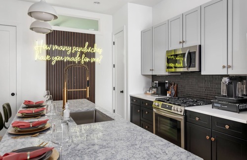 Katie Hill Neighborhood House | The Hubb House - Hot Tub + Rooftop Lounge!