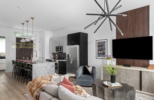 Katie Hill Neighborhood House | The Hubb House - Hot Tub + Rooftop Lounge!