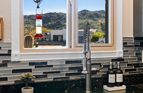Citrus Plaza House | ~The Hummingbird House~ Sauna, Two King Beds, Mountain Views!