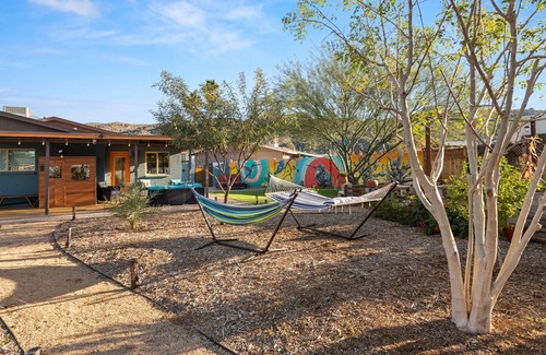Citrus Plaza House | ~The Hummingbird House~ Sauna, Two King Beds, Mountain Views!