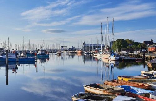 New Forest District Apartment | The Hut- Private 1 Bed Guesthouse in Lymington Town Centre, garden & parking