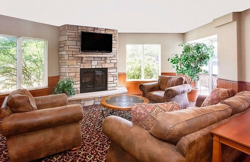 Traverse City House | The Ideal Mix of Value, Comfort, and Convenience! Free Parking, Onsite Pool