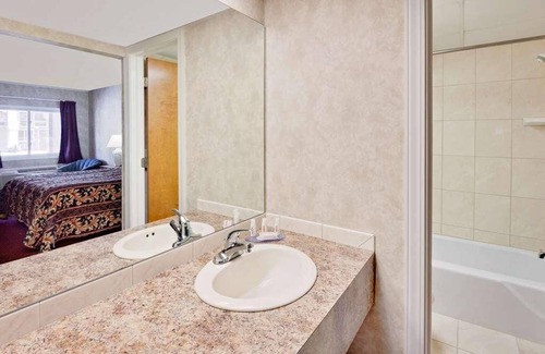 Traverse City House | The Ideal Mix of Value, Comfort, and Convenience! Free Parking, Onsite Pool