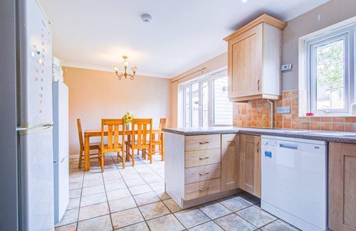 Ipswich House | The Ipswich Group Retreat: 4BR 3BATH Ample Parking