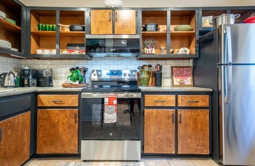 Oxford House | The Ira, 1 BR Queen Duplex by Velvet Ditch Villas