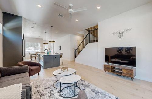 Highland House | The Isabelle's - Unit B