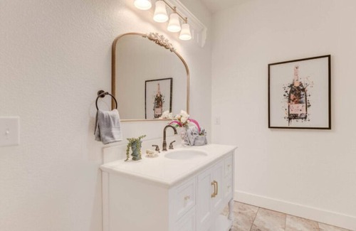Historic Downtown Manteo Hotel | The Ivory Pearl Room/With the best rooftop view in Manteo!