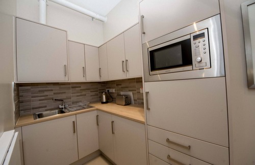 Londonderry Apartment | The James Suites deluxe suite with Kitchen.
