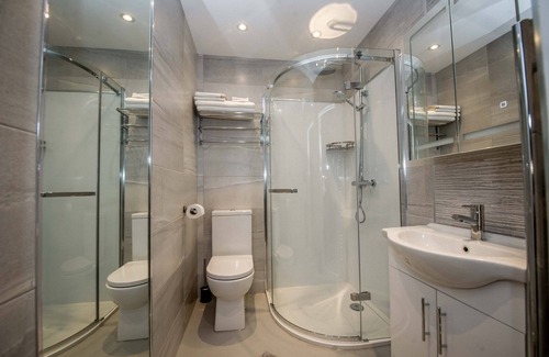Londonderry Apartment | The James Suites deluxe suite with Kitchen.