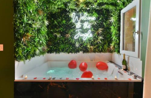 Prado - Republique Apartment | The Jungle - Jacuzzi, Sauna & Projector
