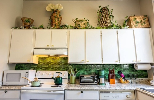 Historic Downtown Savannah Apartment | The Jungle Nook: Themed,Steps to Forsyth,King Bed,Grill,Games,Picnic Basket