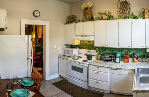 Historic Downtown Savannah Apartment | The Jungle Nook: Themed,Steps to Forsyth,King Bed,Grill,Games,Picnic Basket