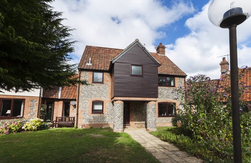 Holt House | The Kelling - a self catering cottage that sleeps 6 guests in 3 bedrooms