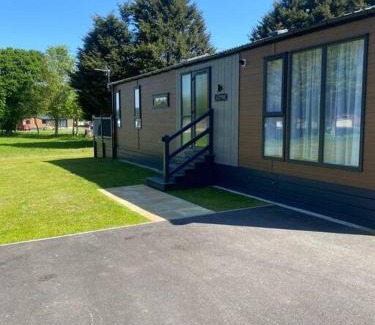 Allerthorpe House | The Kestrel Lodge with Hot tub