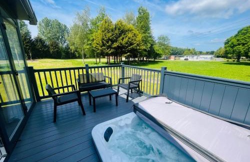 Allerthorpe House | The Kestrel Lodge with Hot tub