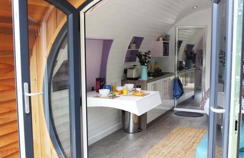 Llandovery Ski Chalet | The Kingfisher’s Burrow, The Kingfisher's Burrow Riverside Stay