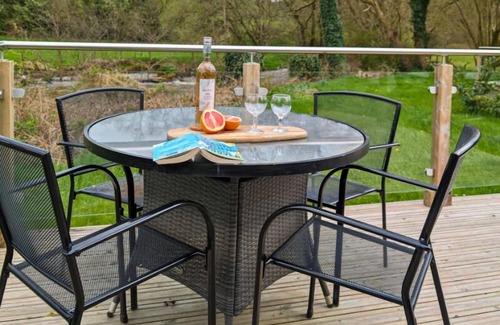Llandovery Ski Chalet | The Kingfisher’s Burrow, The Kingfisher's Burrow Riverside Stay