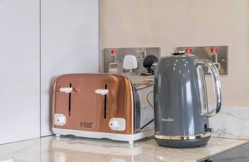 Belfast Apartment | The Klimt-1 bd Stylish Ap (Gold Short Term Stays)