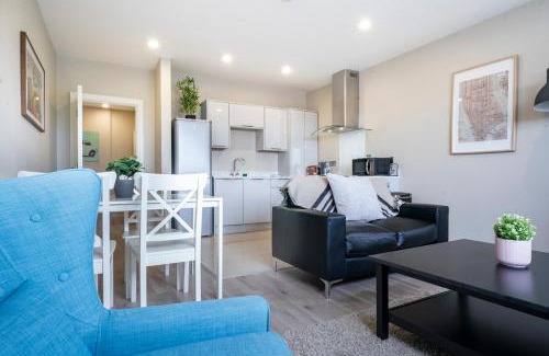 Belfast Apartment | The Klimt- 1Bd Stylish Ap - Gold Short Term Stays