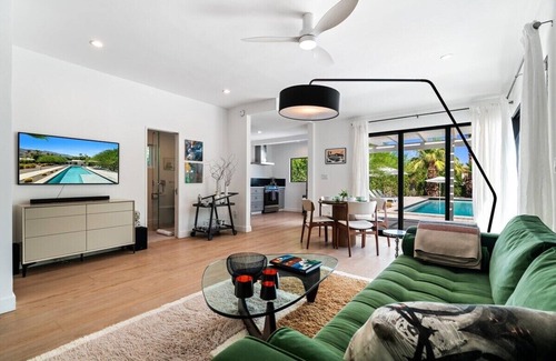 Palm Springs House | The Knot - The Ultimate Palm Springs Bungalow