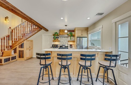 Altadena Apartment | The Kodama Yokai Near Universal Studios, Crypto Arena, and Rose Bowl