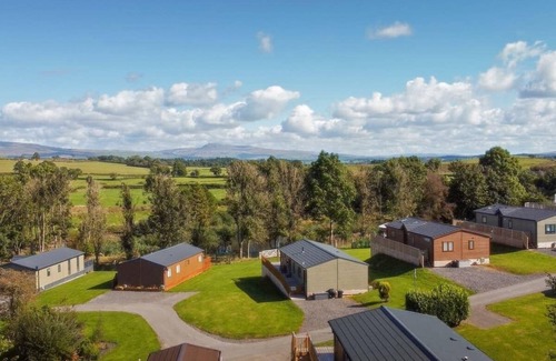 Carnforth Ski Chalet | The Lake House is a beautiful 2 bedroom lodge with contemporary styling throughout.