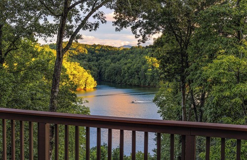 Bryson City Cabin | The Lake Wood with private dock access on Lake Fontana!